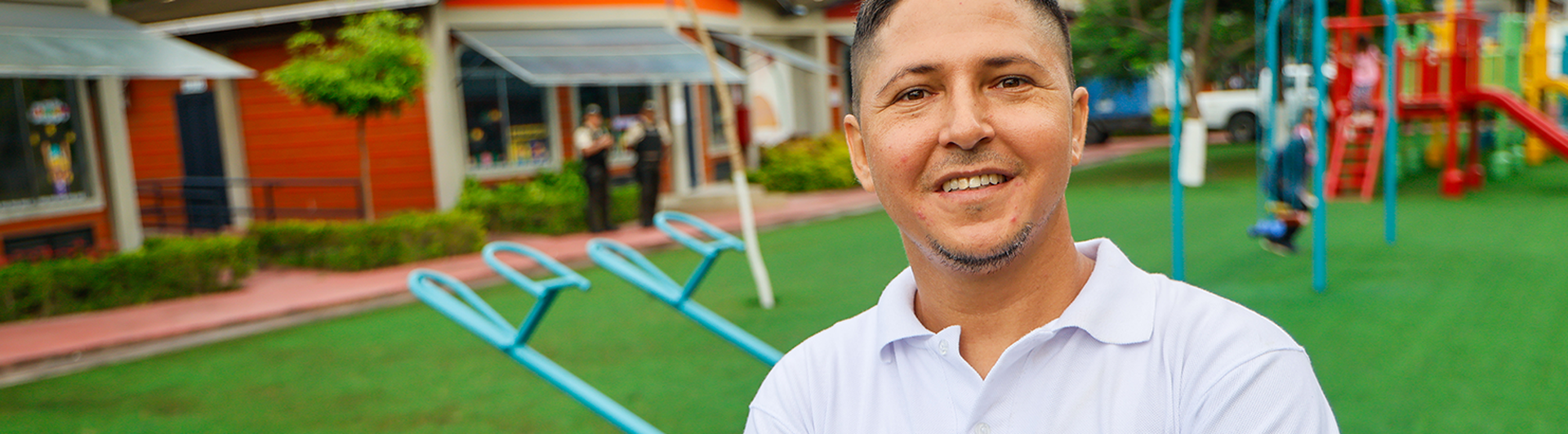 Hombre sonriendo en un parque infantil