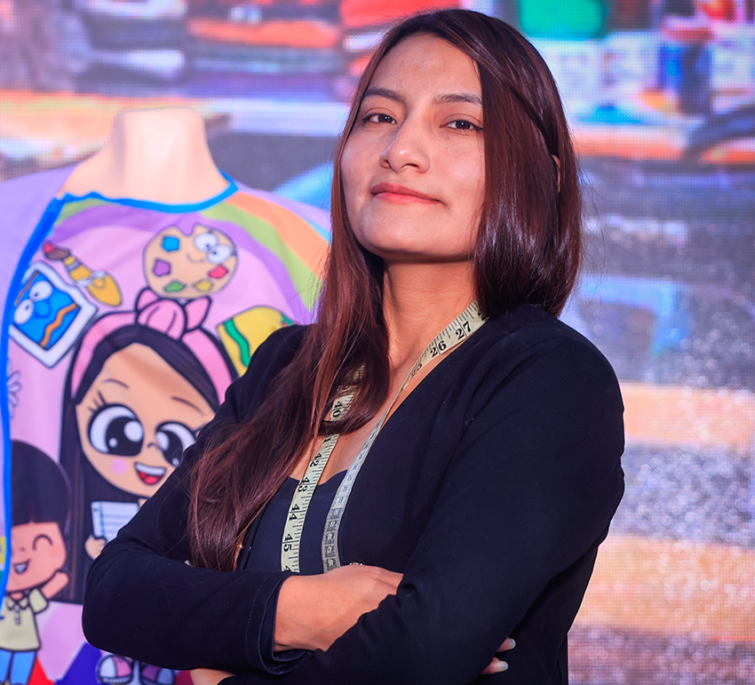 Diseñadora de moda junto a un maniquí con una camiseta estampada