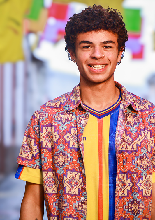 Joven con camisa de colores sonriendo