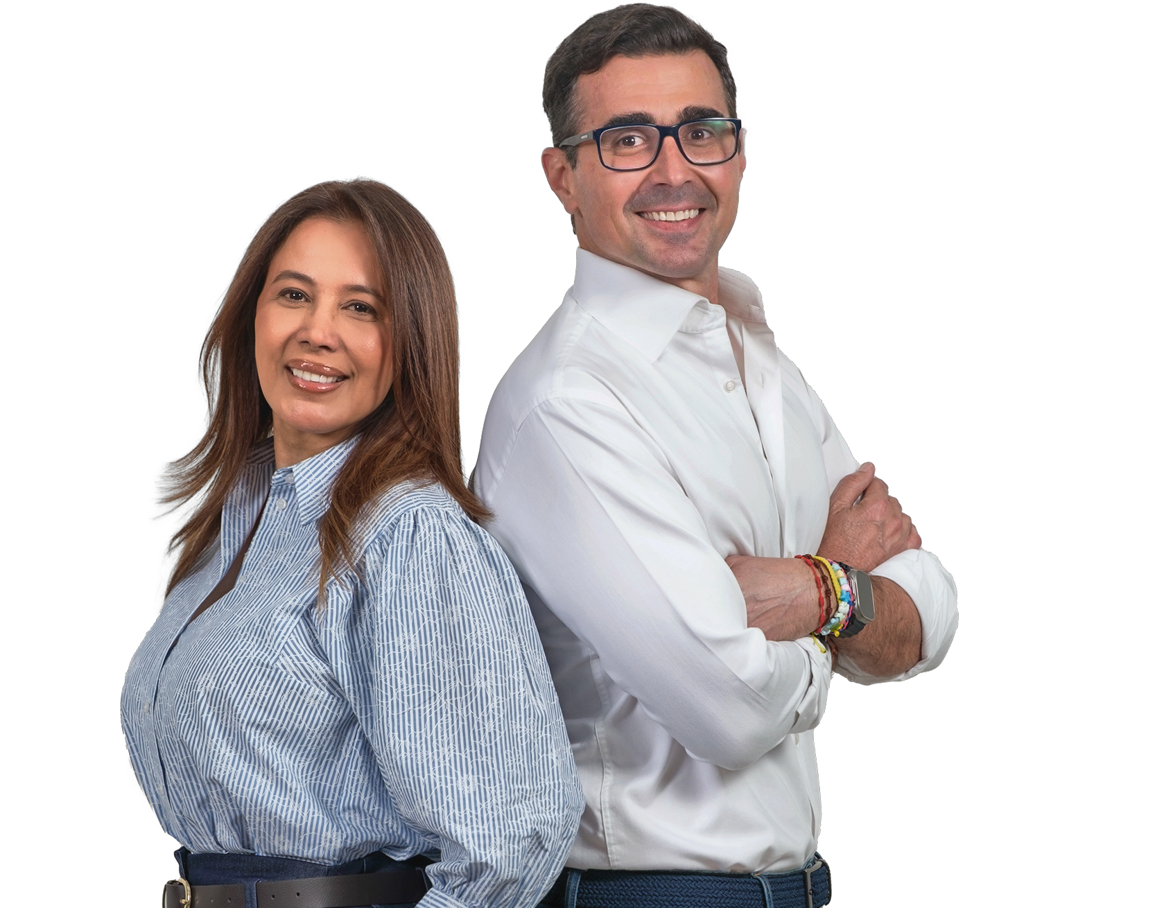 Hombre y mujer sonriendo, espalda con espalda