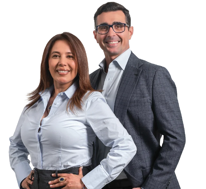 Mujer y hombre profesionales sonriendo