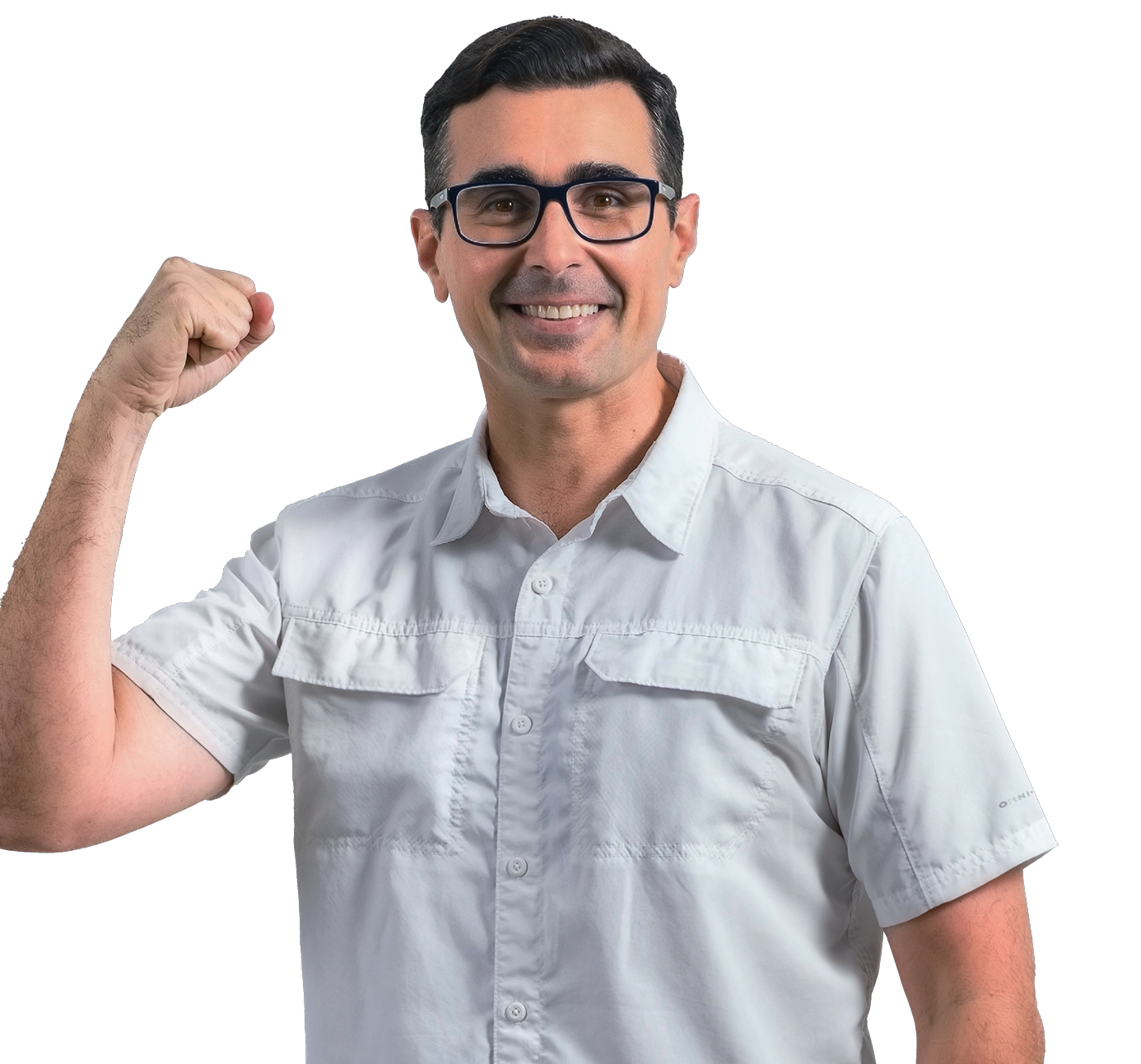Hombre con gafas y camisa blanca sonriendo con el puño en alto
