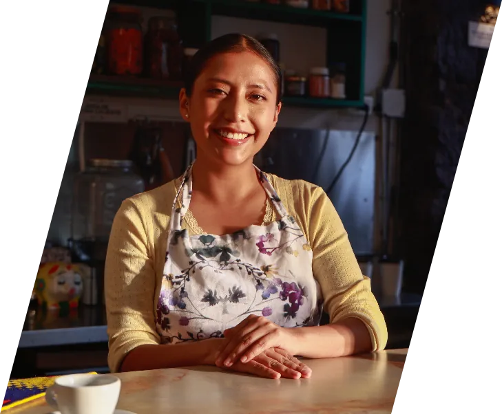 Mujer ecuatoriana sonriendo en su local