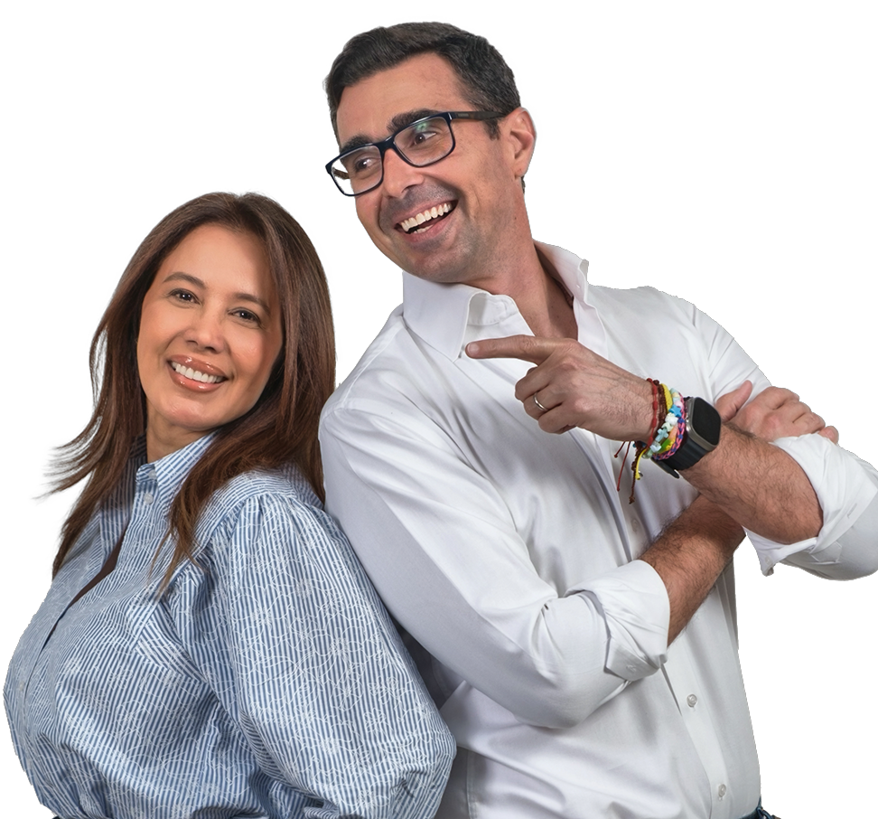 Hombre y mujer sonriendo, espalda con espalda