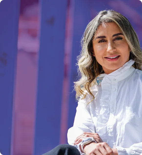 Mujer sonriente con blusa blanca