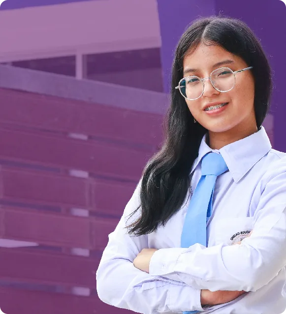 Estudiante sonriente con uniforme escolar